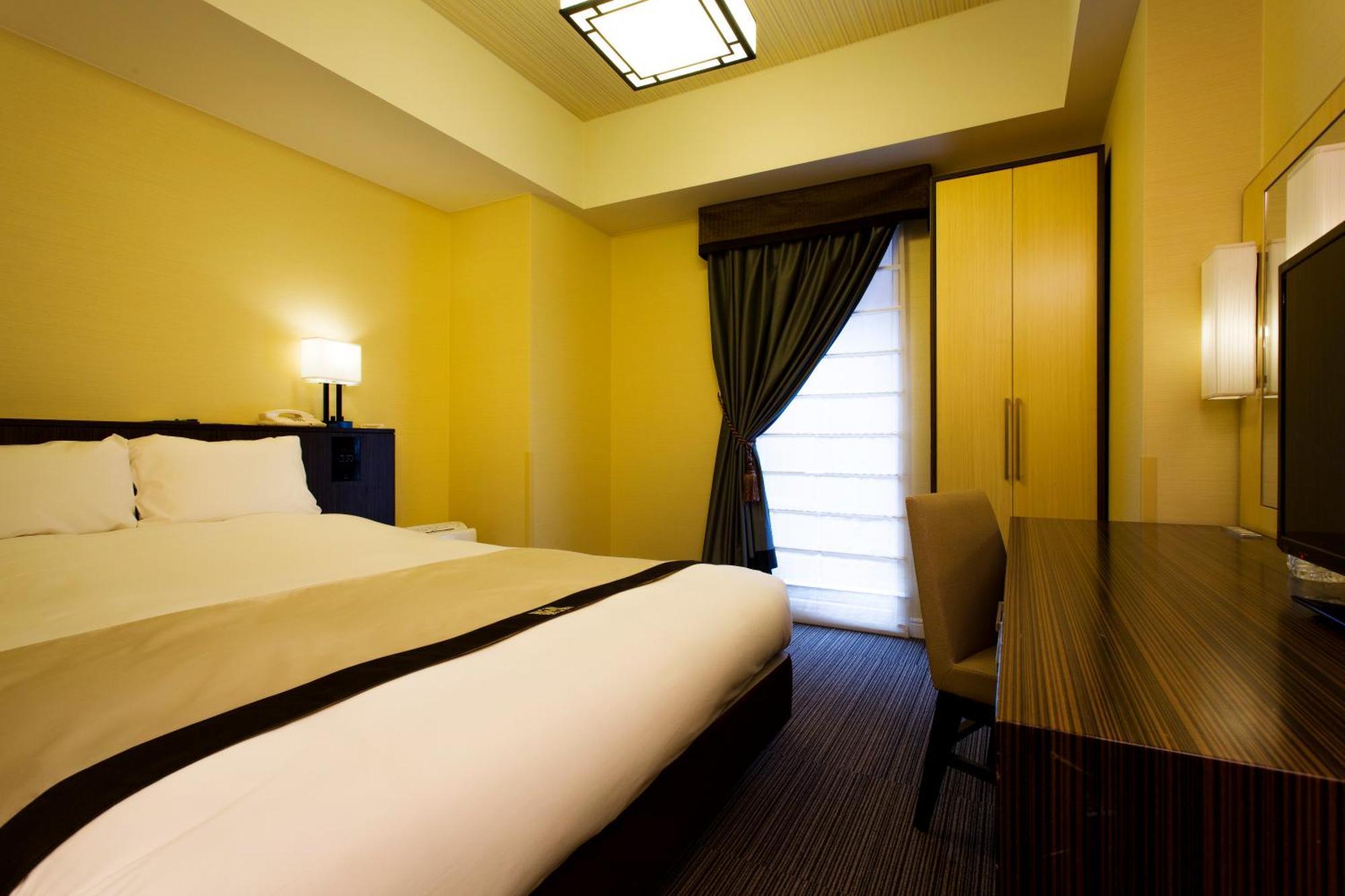Queen Double Room 18sqm x 160cm bed Non-Smoking
